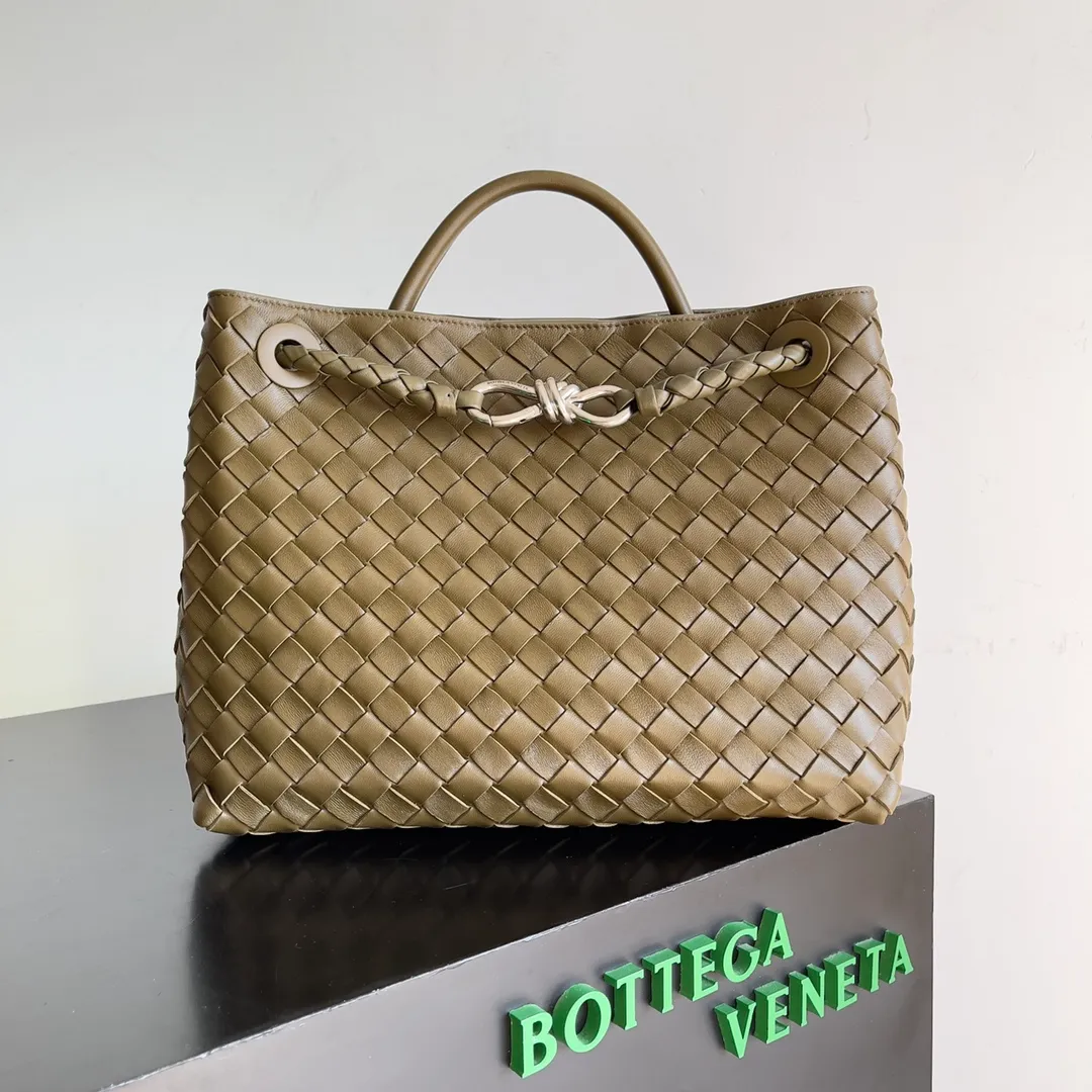 The 2023 new Andiamo batch of 2260 BV has been shipped‼ ️Really popular🔥The new Andiamo woven handbag launched by Bottega Veneta this season is really popular all over the world! ! Celebrities at home and abroad have worn it, and Oscar-winning actress Michelle Yeoh has taken it out on the street. Song Jia, Trai Yara, Yu Feihong, Sanji Ayaka, Rosie Hunting-Whiteley, Yoshioka Riho, etc. have all picked up this bag. It is classic and versatile, showing off its temperament, and the bag capacity is also large, which is very convenient for daily commuting! ! A variety of carrying methods, the shoulder straps can be adjusted by yourself, the original lambskin feels soft and delicate, and the unisex style breaks the gender boundaries and brings a more practical and long-lasting use experience. Andiamo, which has both elegant and casual styles, perfectly interprets the true appearance of "fashionable old money style". Style number: 743572 Size: 32*24*12
